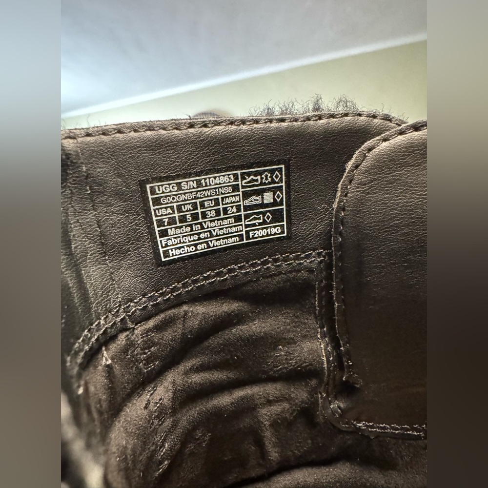 Used, very good condition UGG Kirke Stacked Heal Booties, size 7 - Picture 7 of 12